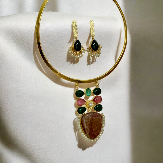 Golden fusion hasli necklace with multicolour Monalisa stone pendant and matching earrings on white fabric – Bella & Diva.